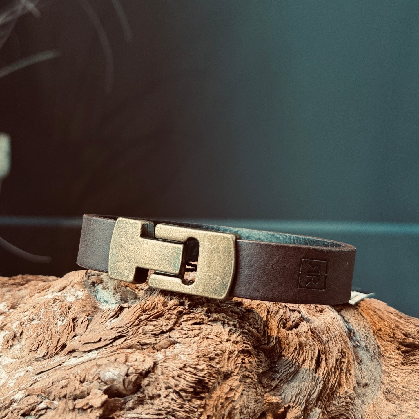 Ādas aproce ar METĀLA AIZDARI