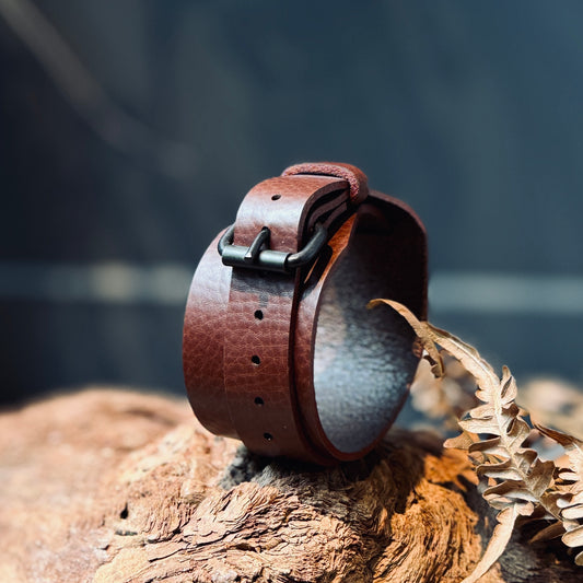 Ādas aproce ar APAĻU METĀLA AIZDARI