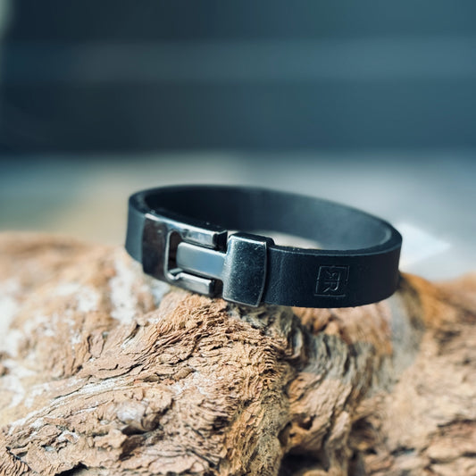 Ādas aproce ar METĀLA AIZDARI