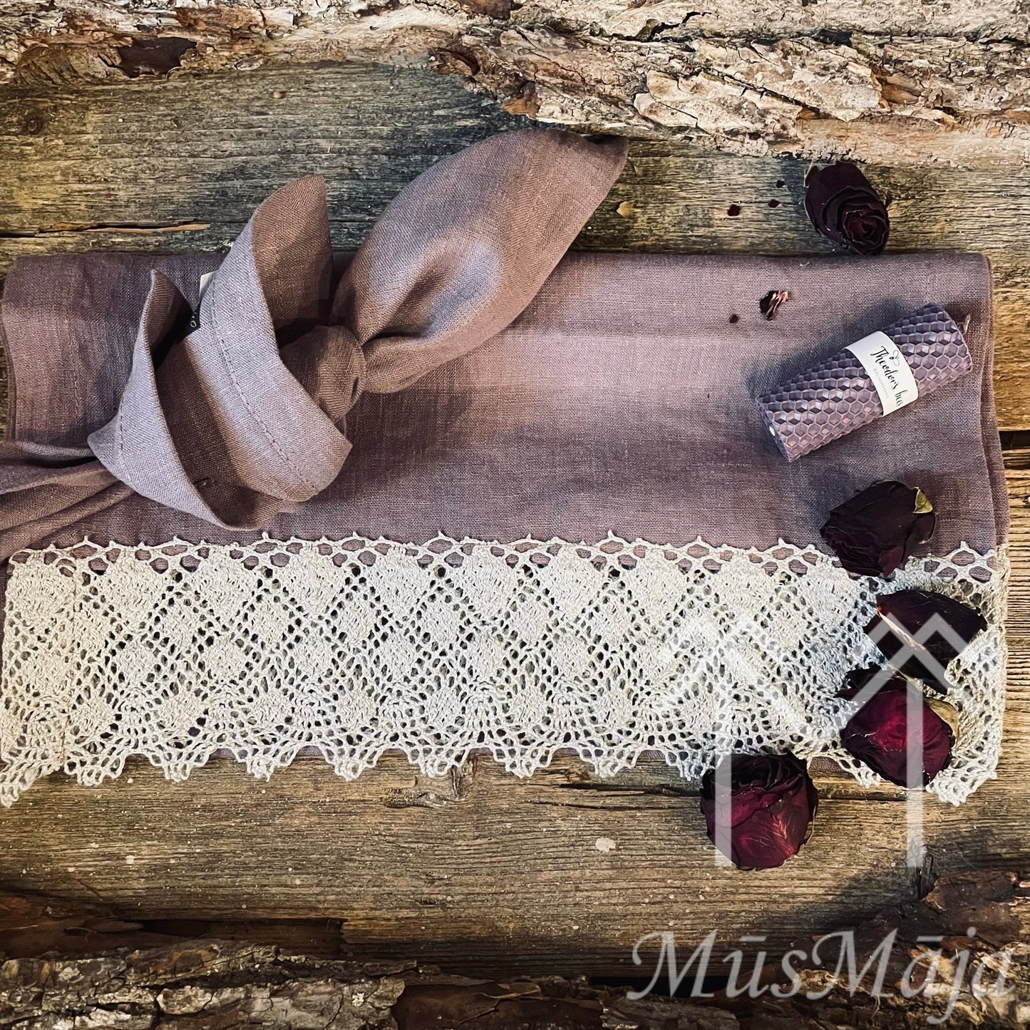 Lina galda celiņš "CERIŅI" ar retro mežģīni