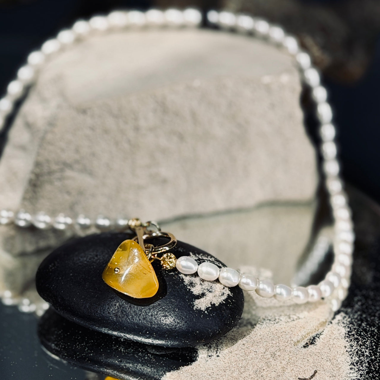 Upes pērļu kaklarota ar neregulāras formas DZINTARU