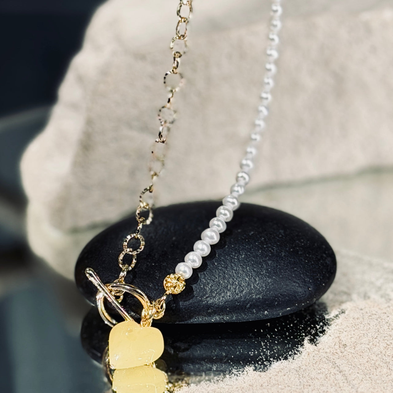 Asimetriska Upes Pērļu kaklarota DZINTARA SIRDS