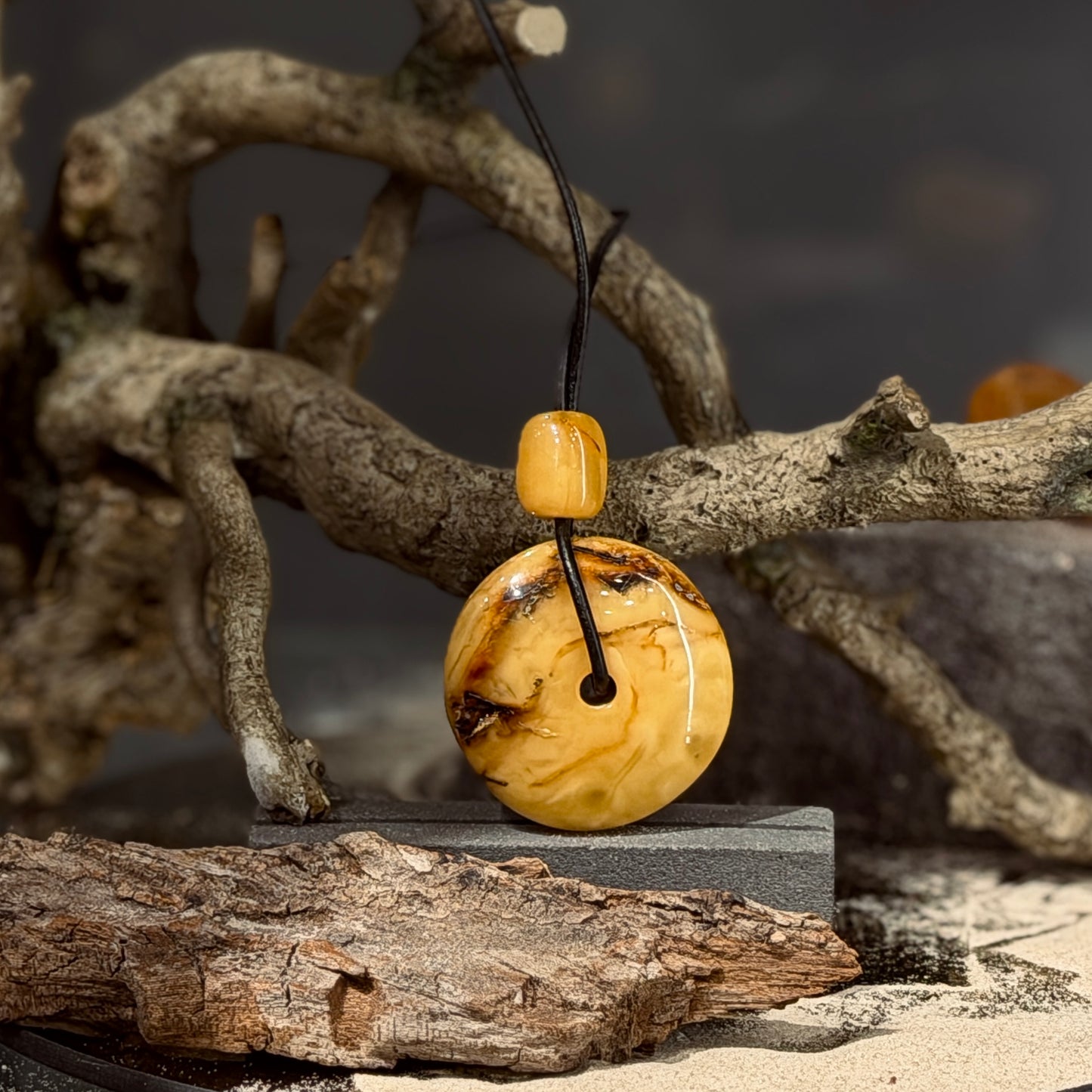 DZINTARA kuloni RITENIS ādas aukliņā