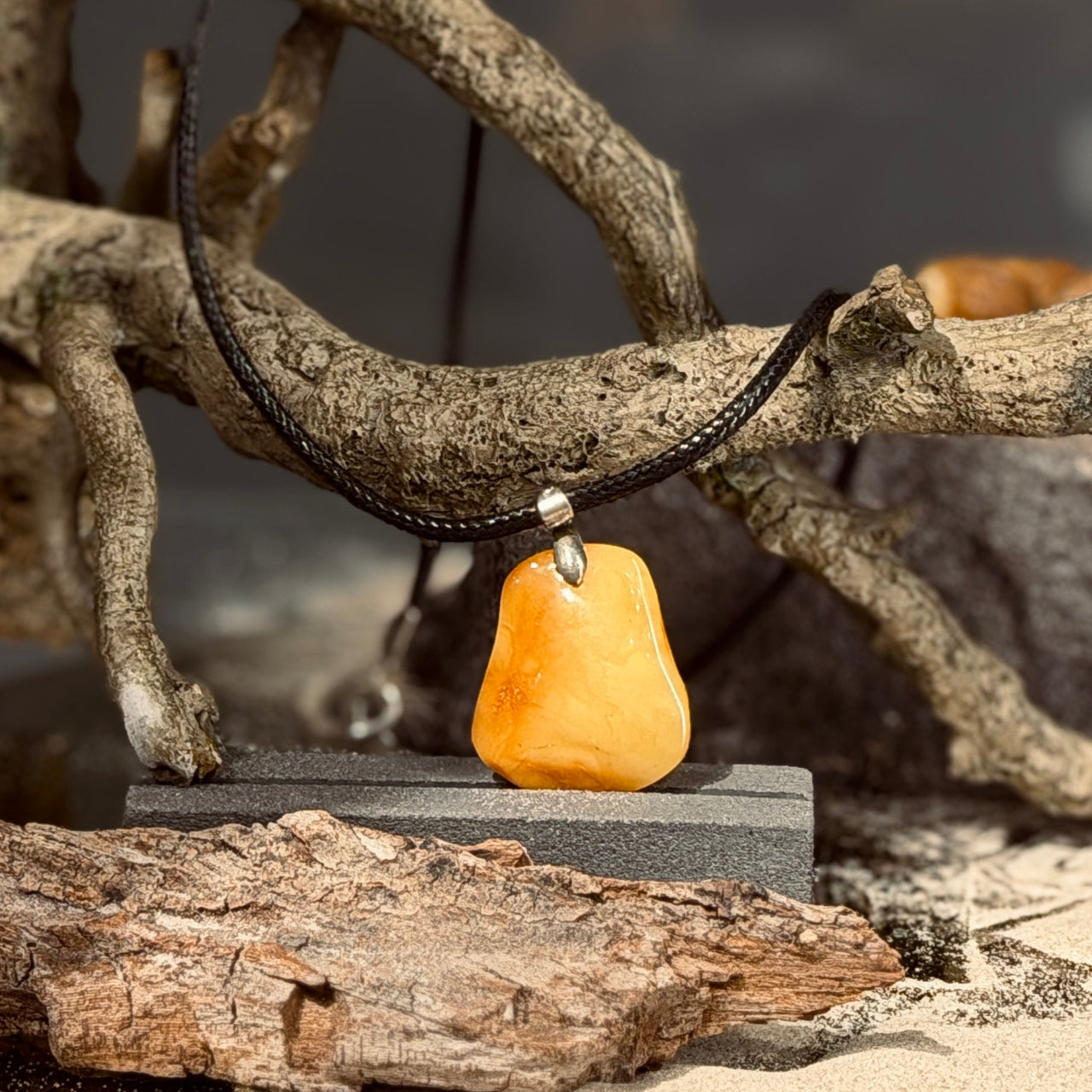 DZINTARA kuloni ādas aukliņā