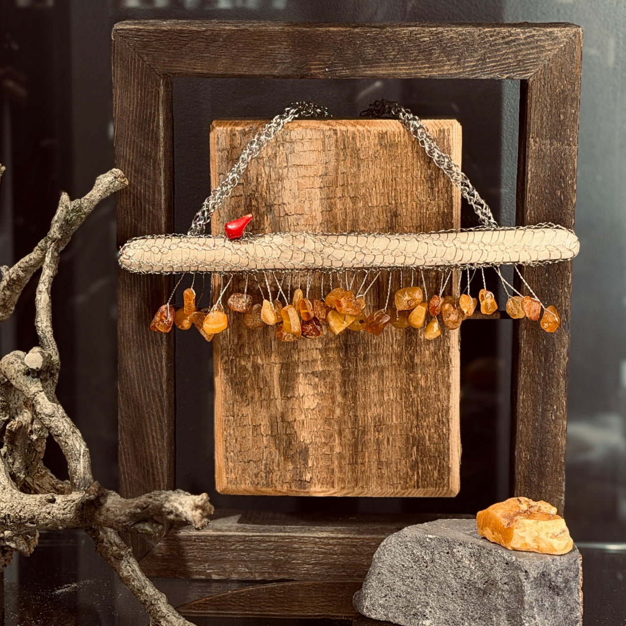 Dzintara rotas tērauda adījumā