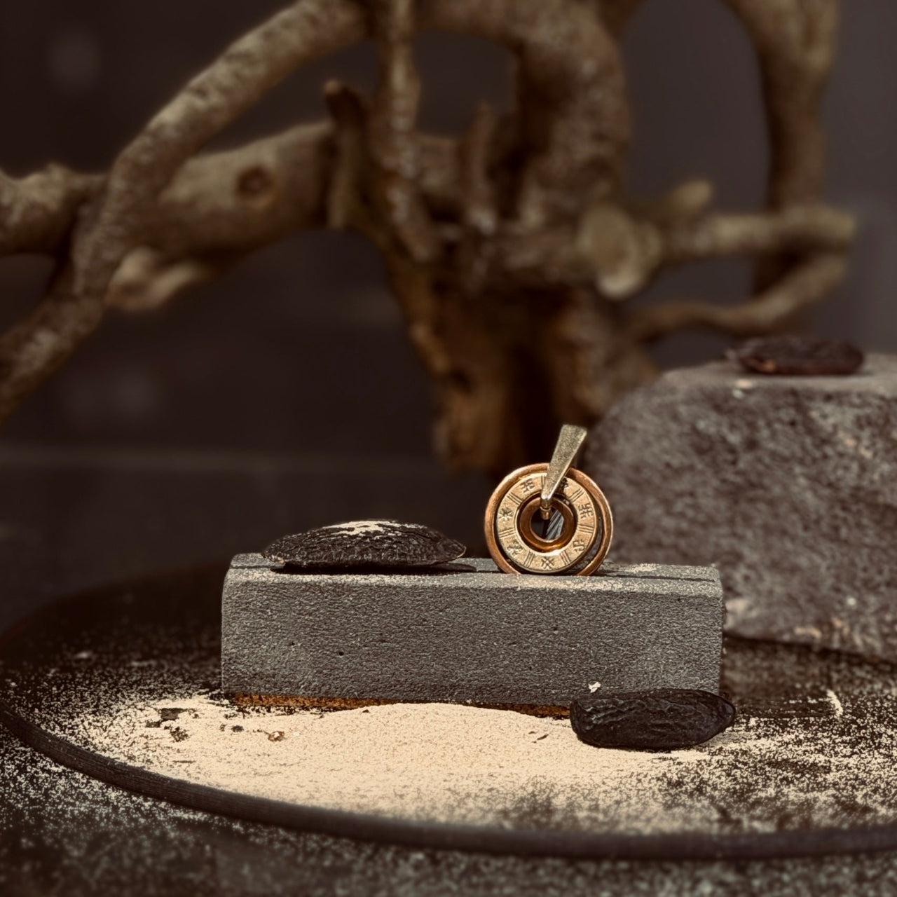 Divpusējs kulons ar SPĒKA VĀRDIEM