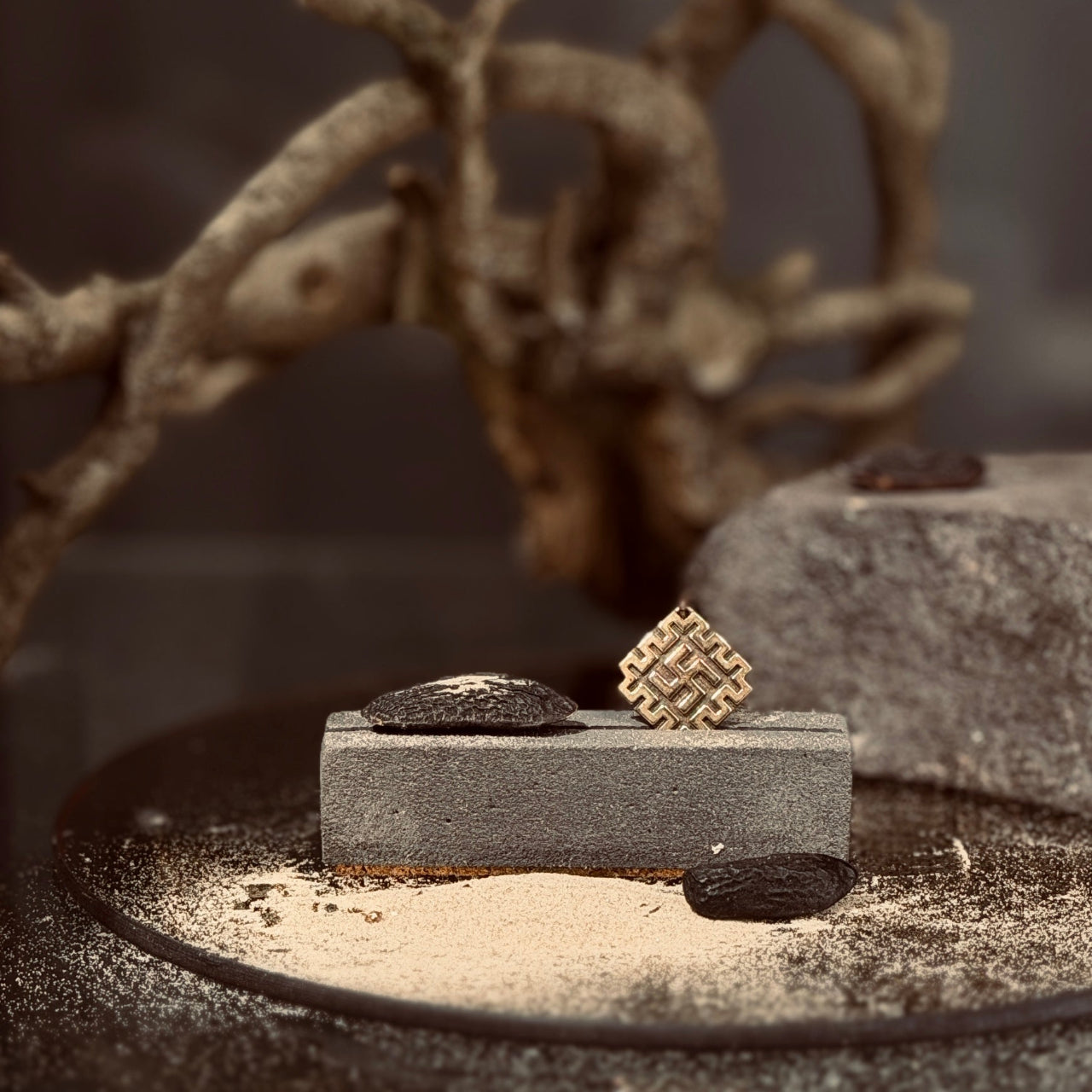 Bronzas kuloni Latviešu spēka zīmes rāmī