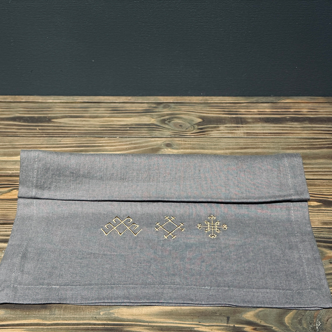 Izšūti lina galda celiņi PELNU MĀJA