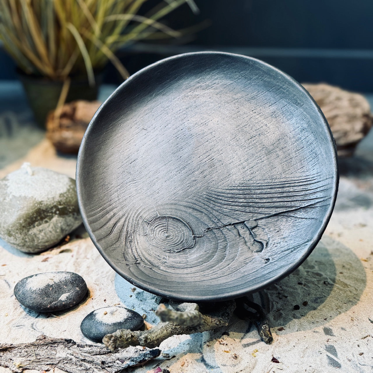 Melnās keramikas šķīvju kolekcija ar KOKA TEKSTŪRU