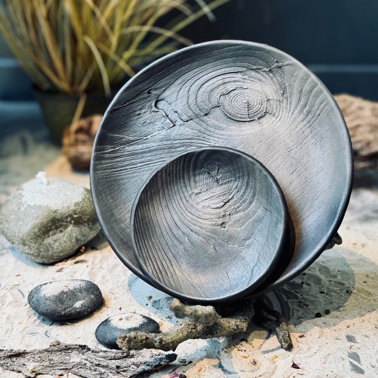 Melnās keramikas šķīvju kolekcija ar KOKA TEKSTŪRU