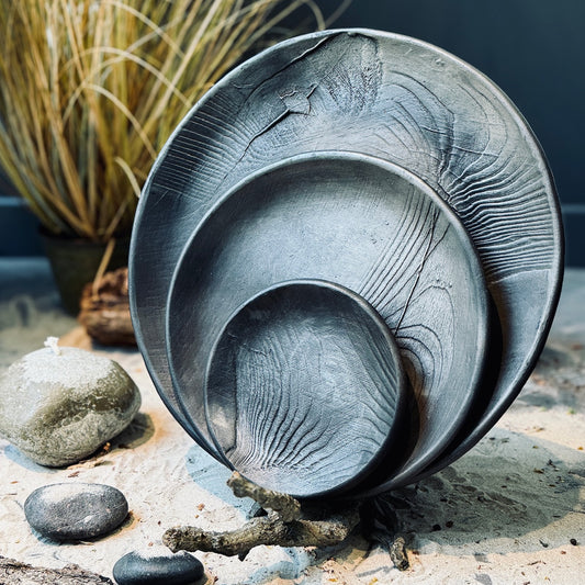 Melnās keramikas šķīvju kolekcija ar KOKA TEKSTŪRU