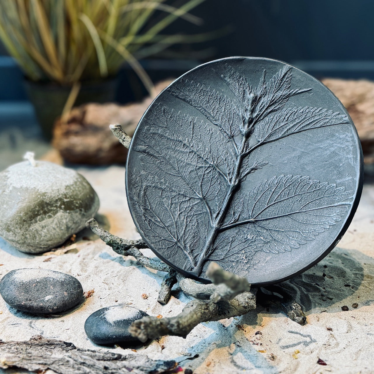 Melnās keramikas šķīvji ar ZIEDU TEKSTŪRU