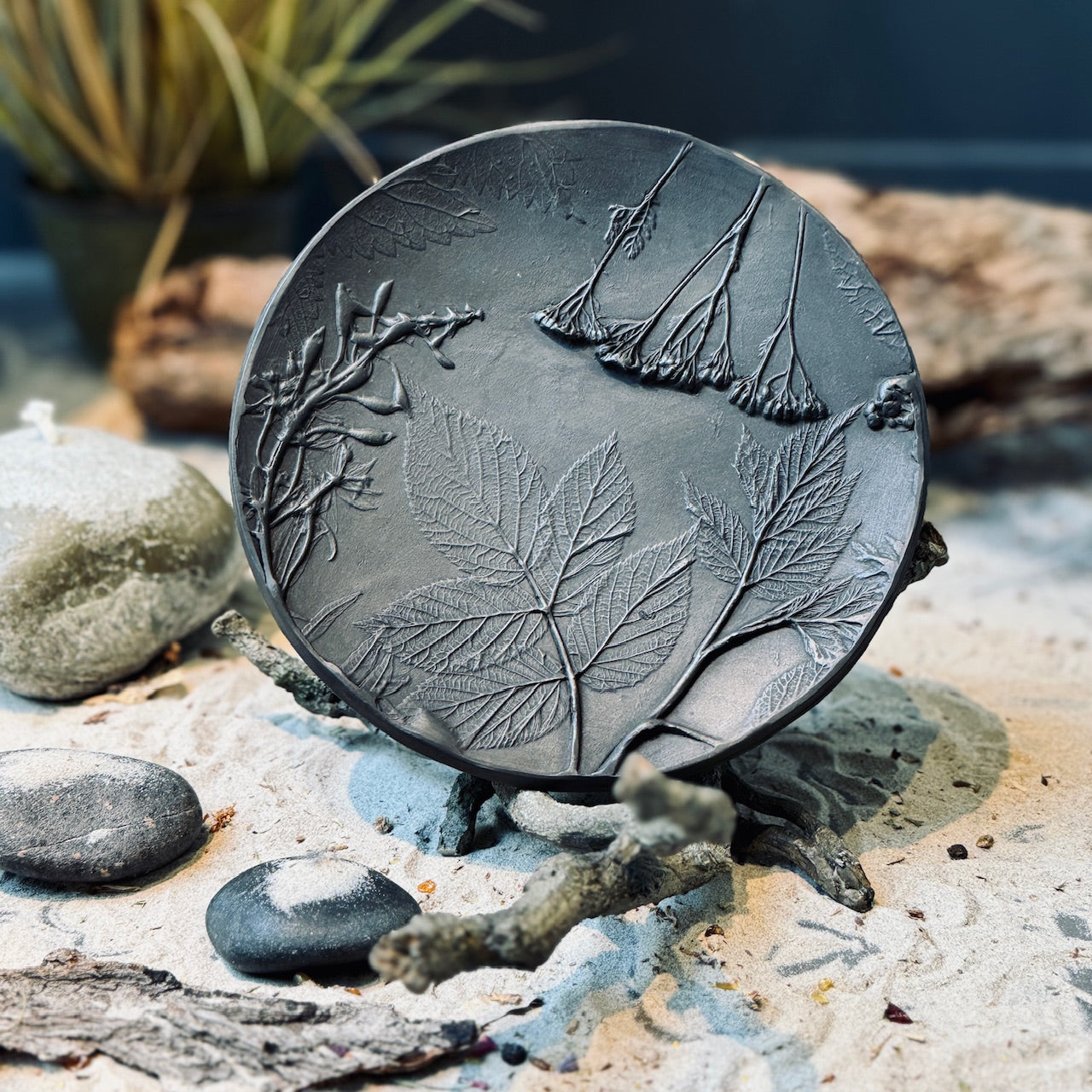 Melnās keramikas šķīvji ar ZIEDU TEKSTŪRU