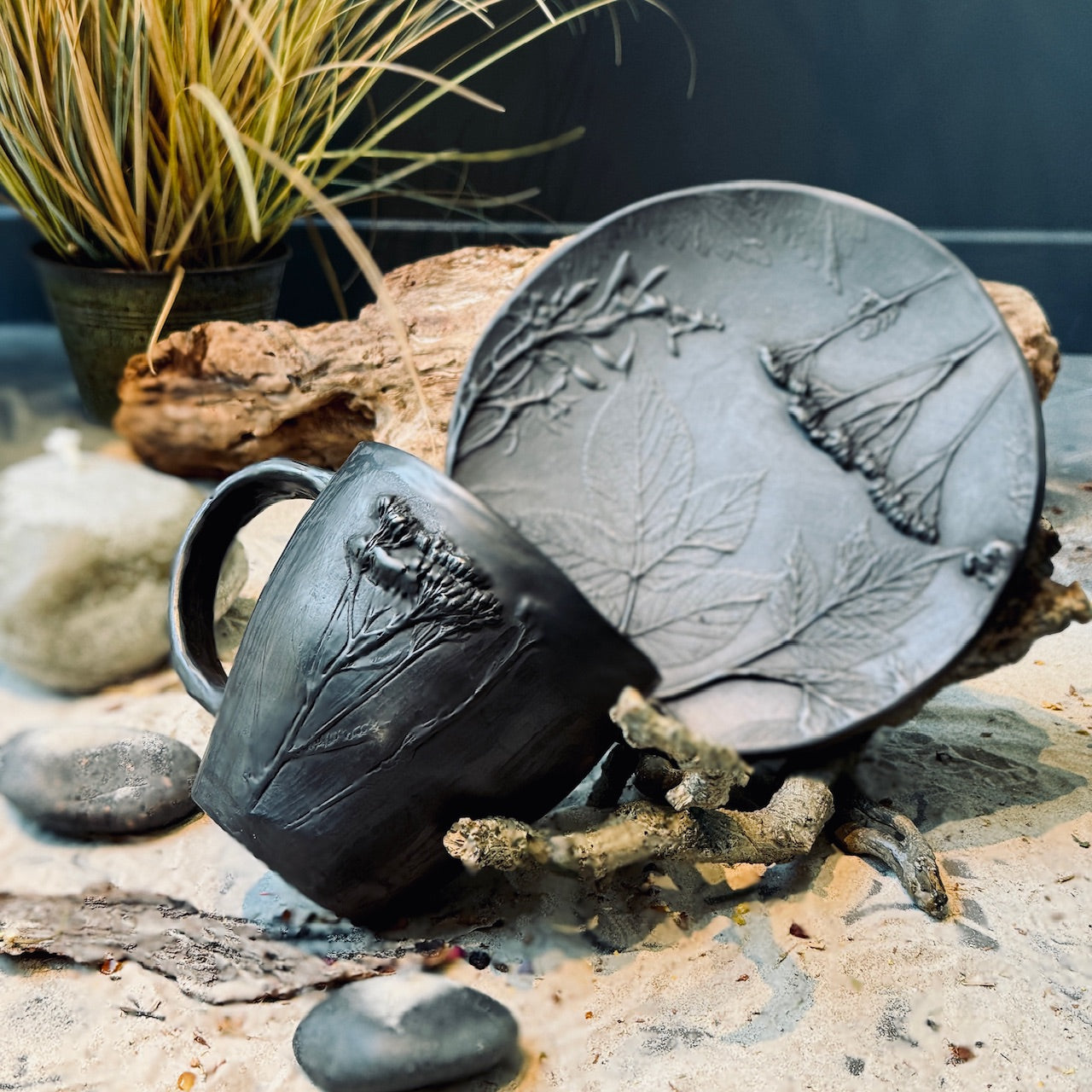 Melnās keramikas šķīvji ar ZIEDU TEKSTŪRU