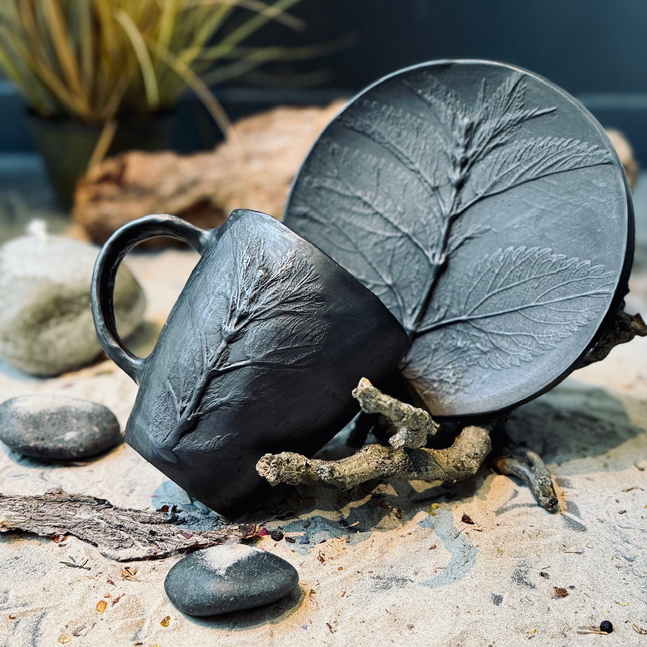 Melnās keramikas šķīvji ar ZIEDU TEKSTŪRU