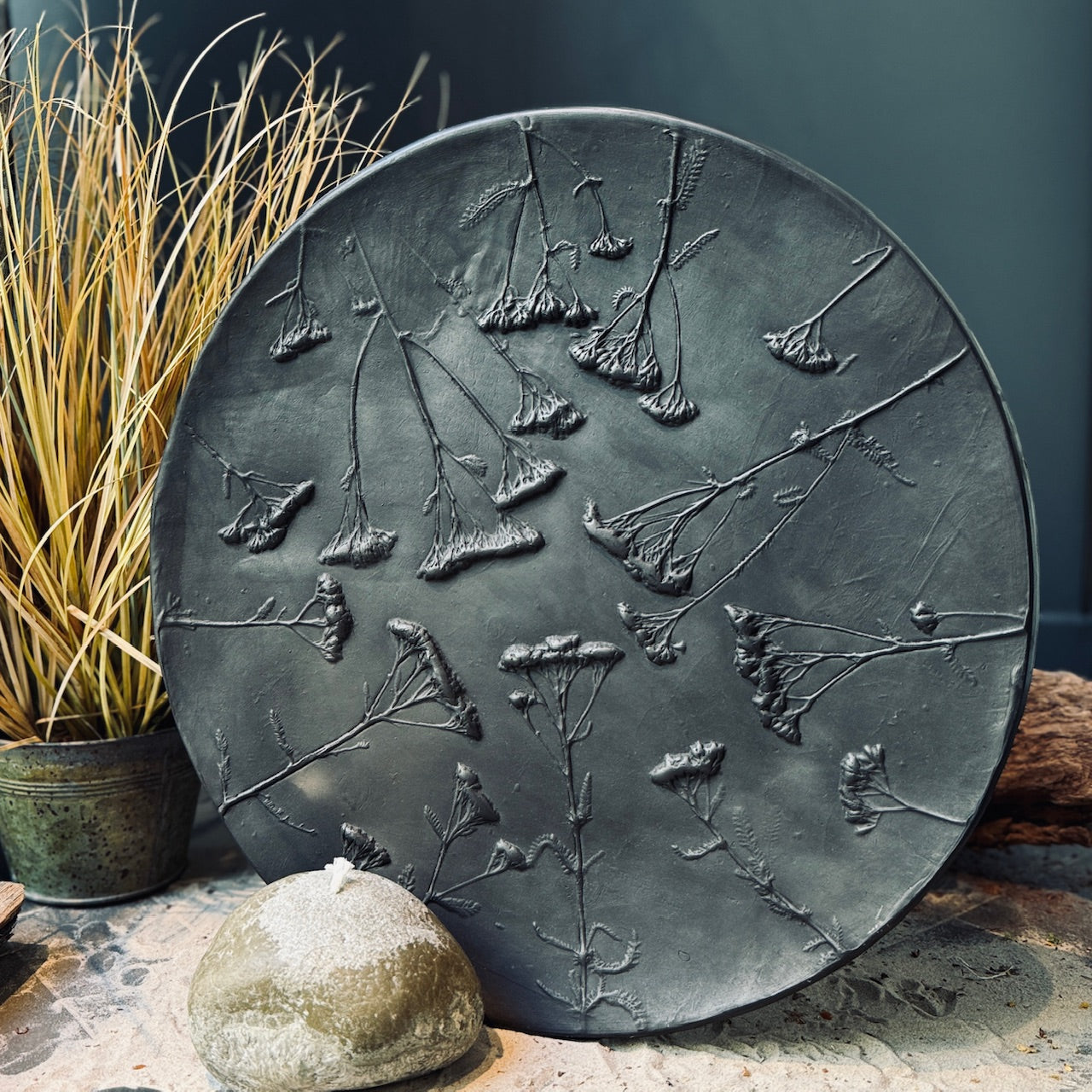 Melnās keramikas šķīvji ar ZIEDU TEKSTŪRU