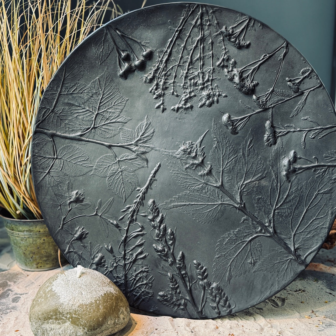 Melnās keramikas šķīvji ar ZIEDU TEKSTŪRU