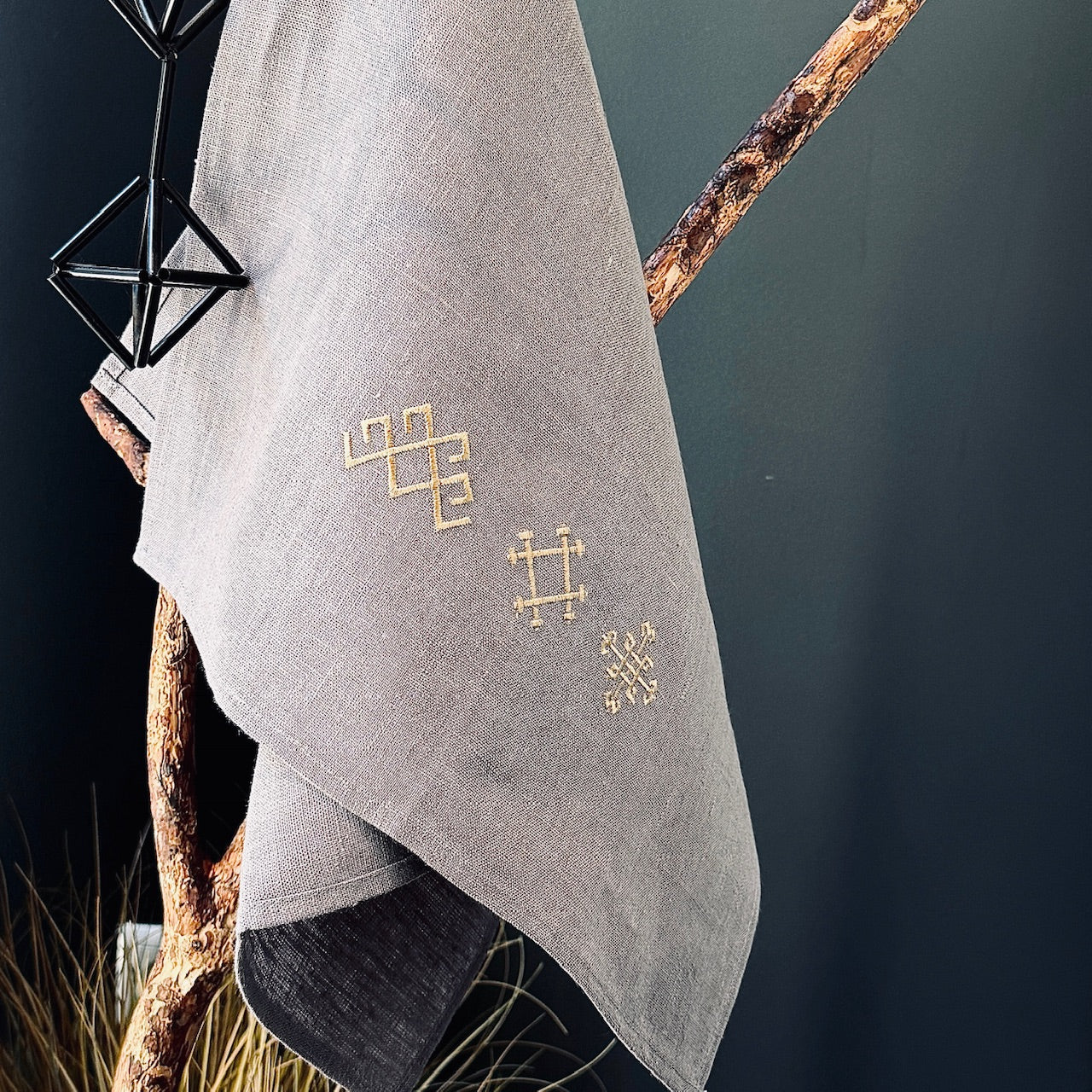 Izšūti lina roku dvieļi LATVIEŠU SPĒKA ZĪMES