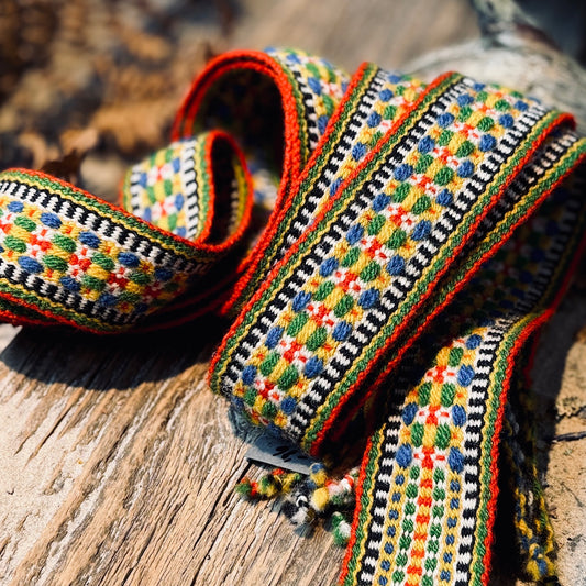 Austa tautiska josta SARKAŅI