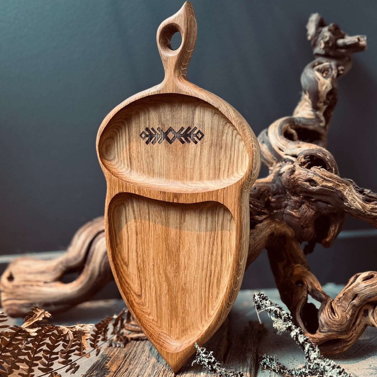 Ozolkoka uzkodu trauks OZOLZĪLE ar latviešu spēka zīmēm