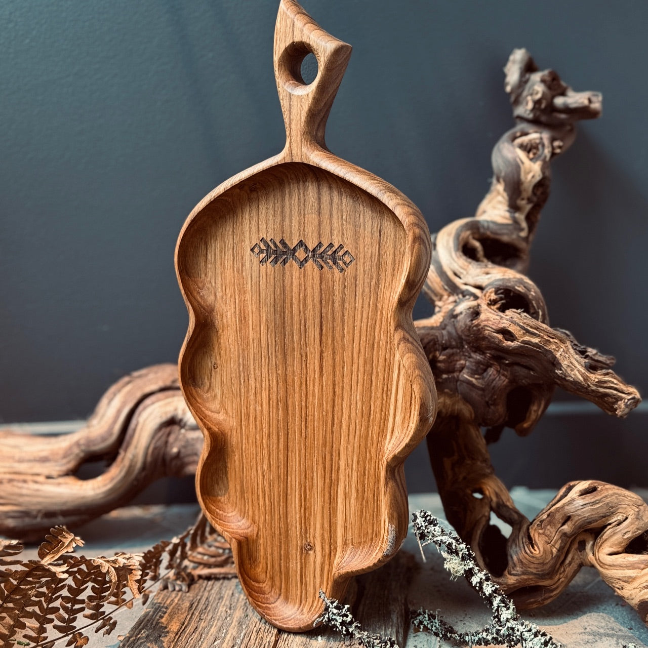 Ozolkoka uzkodu trauks OZOLLAPA ar latviešu spēka zīmēm