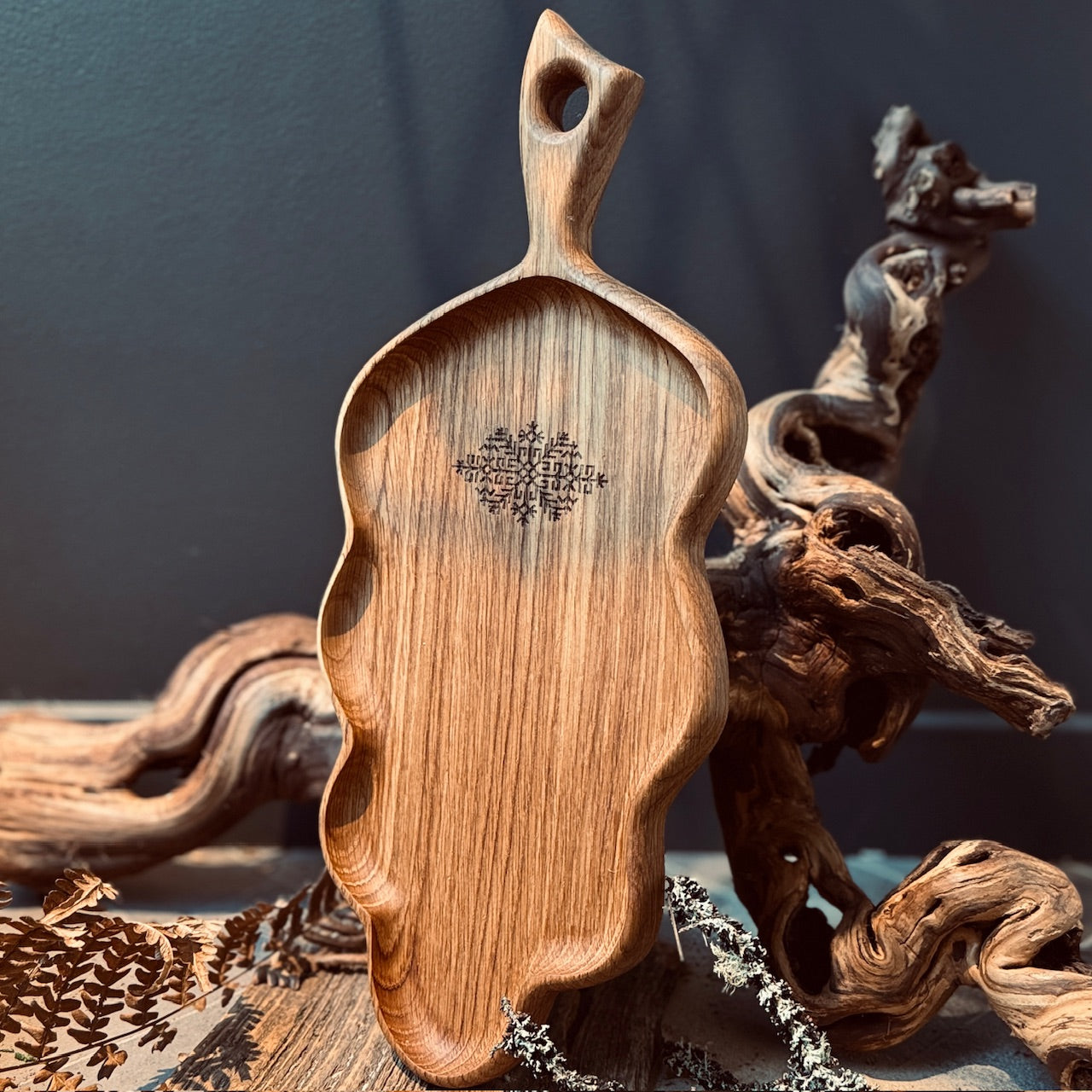 Ozolkoka uzkodu trauks OZOLLAPA ar latviešu spēka zīmēm