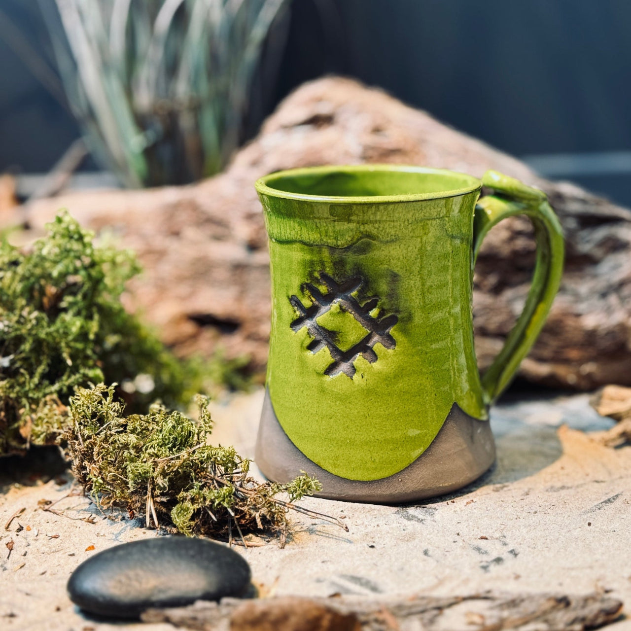 Glazēti ALUS kausi ar LATVIEŠU SPĒKA ZĪMĒM