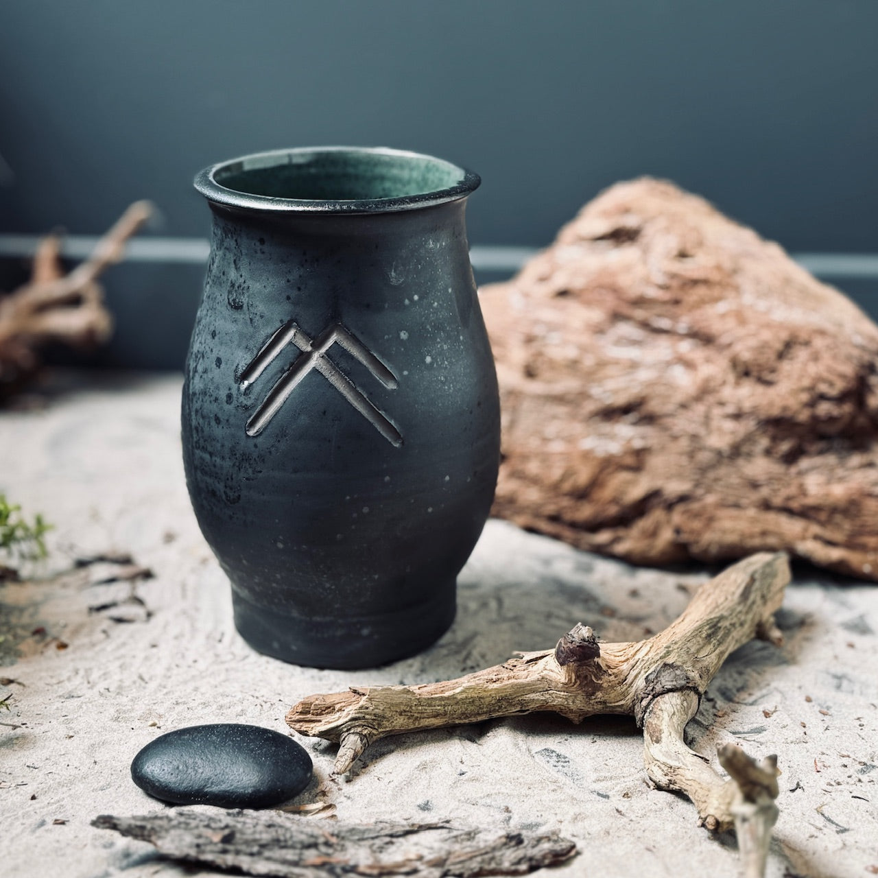 Keramikas vāzes LATVIEŠU SPĒKA ZĪMES