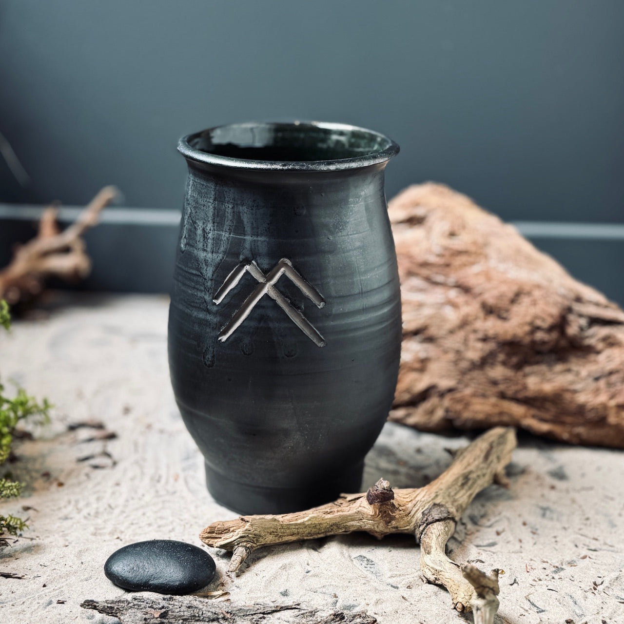 Keramikas vāzes LATVIEŠU SPĒKA ZĪMES