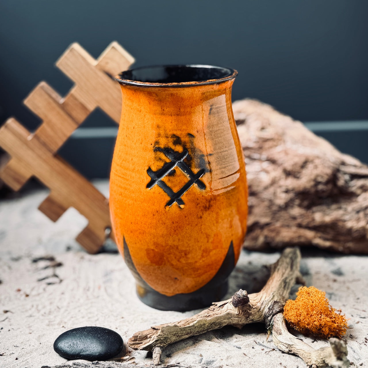 Keramikas vāzes LATVIEŠU SPĒKA ZĪMES