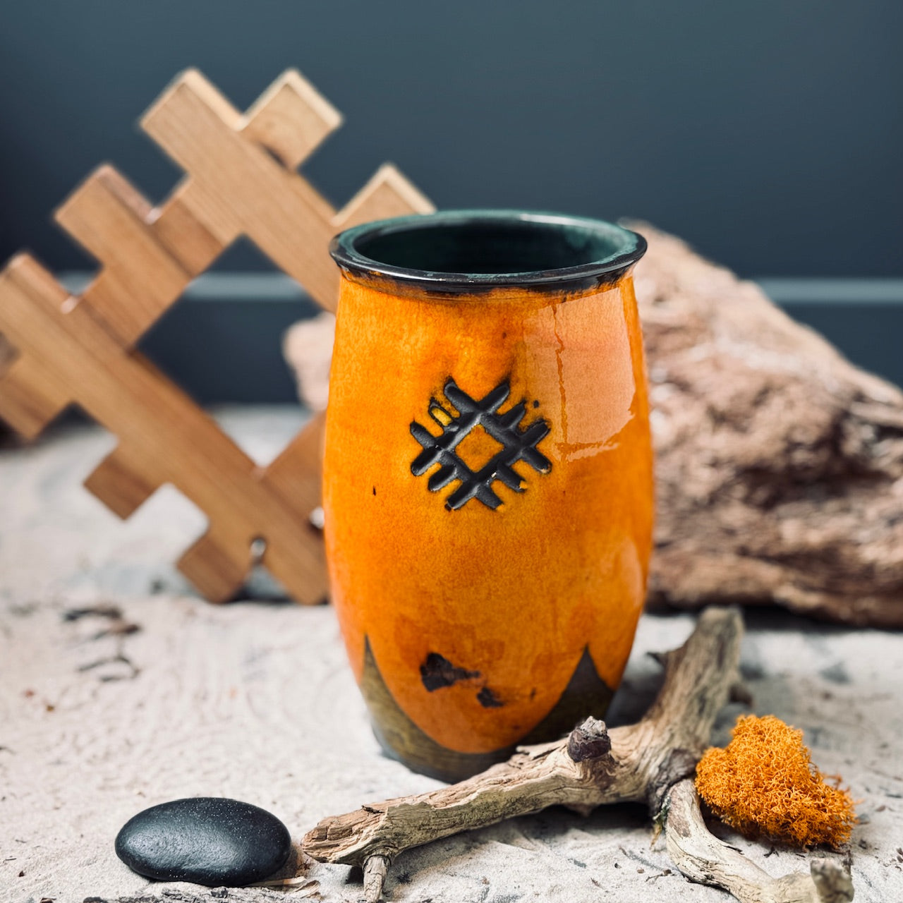 Keramikas vāzes LATVIEŠU SPĒKA ZĪMES