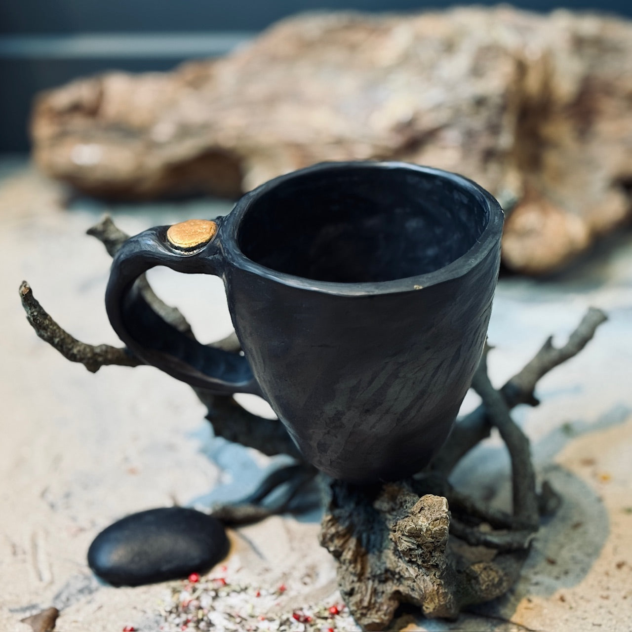 Melnās keramikas krūze ZELTA GRAUDS