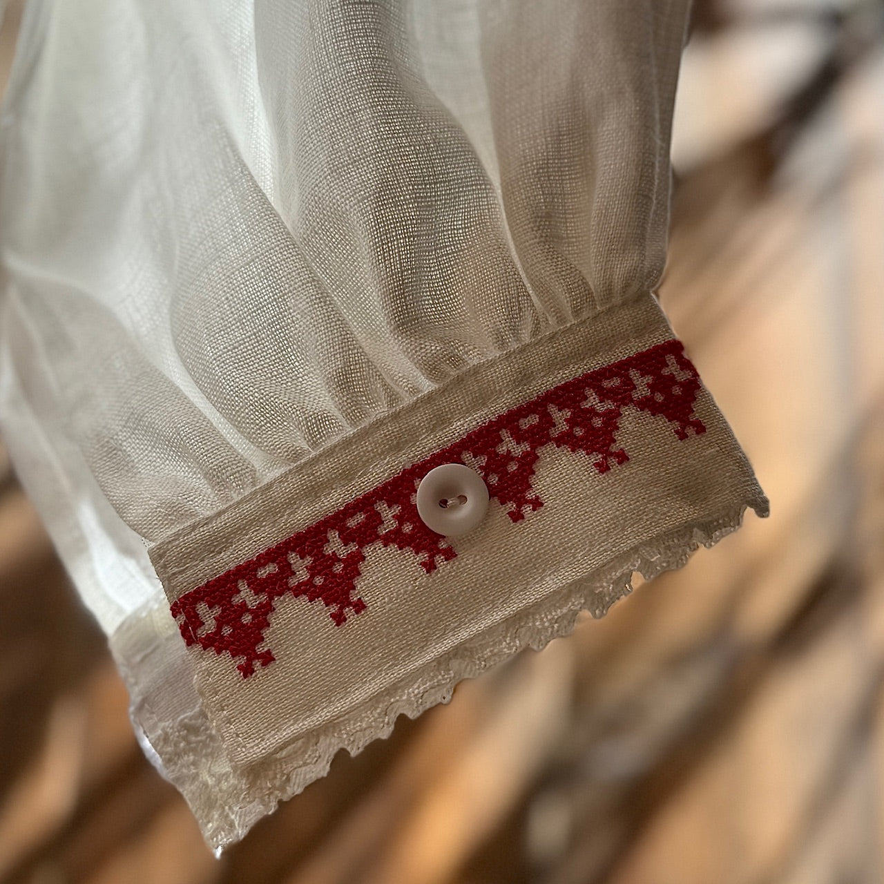 Izšūts ABRENES tautastērpa sievu krekls