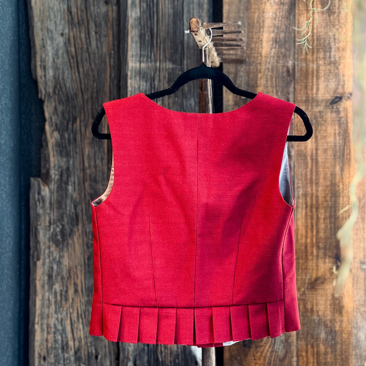 Tautastērpu ņieburi SARKANĀ KRĀSĀ