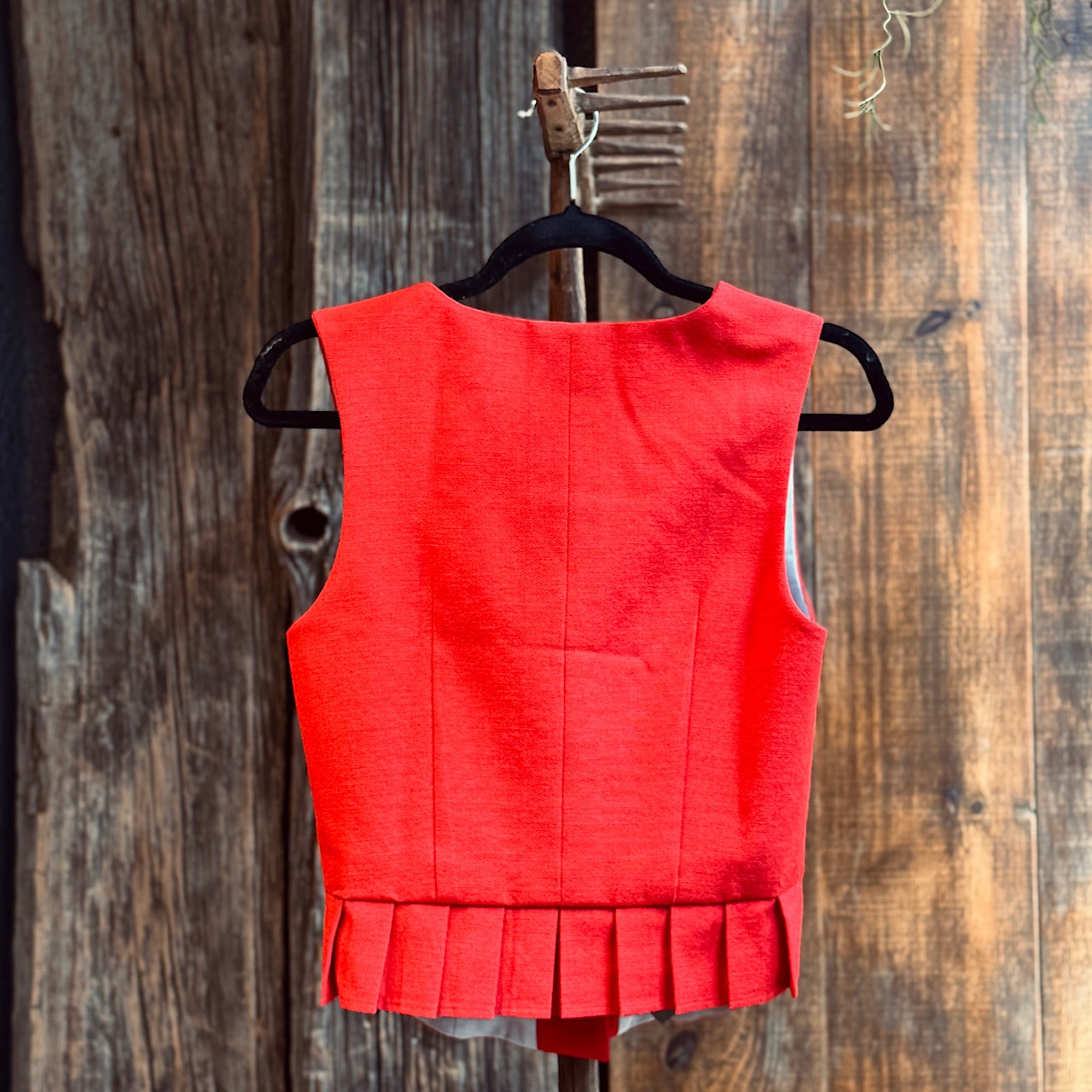 Tautastērpu ņieburi SARKANĀ KRĀSĀ