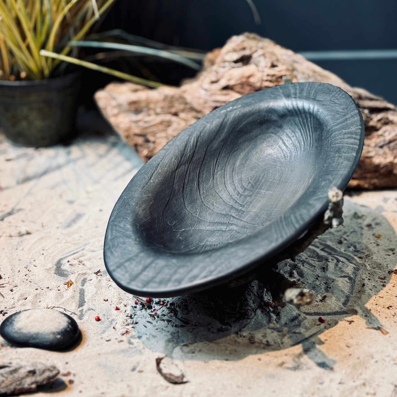 Melnās keramikas bļodas LAIVA ar koka tekstūru