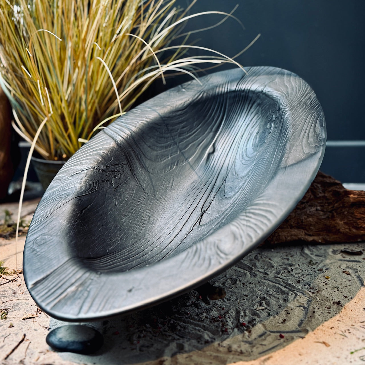 Melnās keramikas bļodas LAIVA ar koka tekstūru