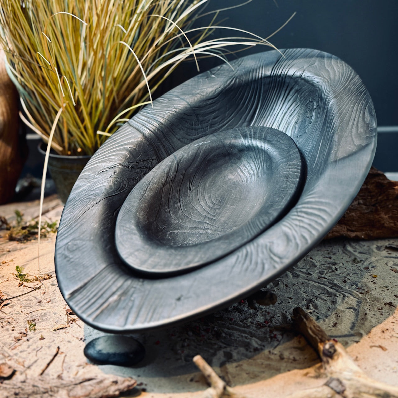 Melnās keramikas bļodas LAIVA ar koka tekstūru