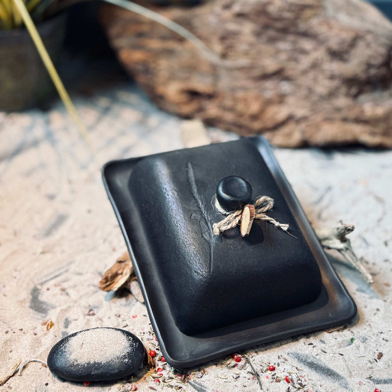 Melnās keramikas sviesta trauks PĻAVA