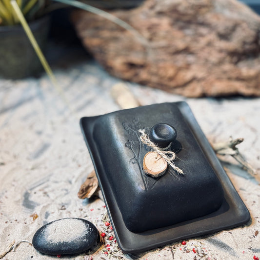 Melnās keramikas sviesta trauks PĻAVA