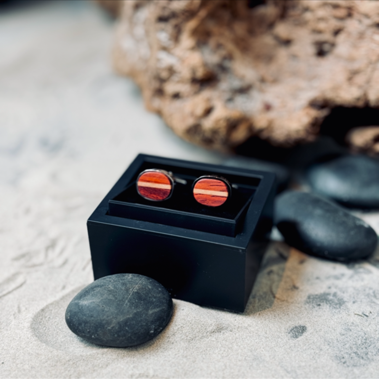 Melna kastīte aproču pogām