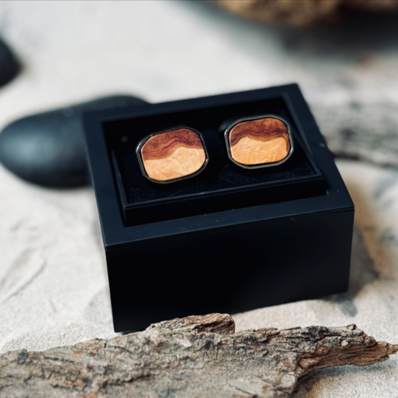 Melna kastīte aproču pogām