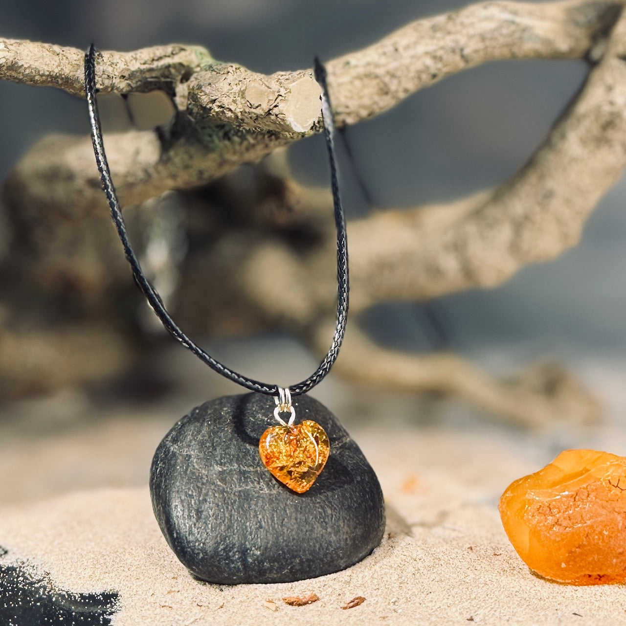 Melna aukliņa ar dzintara kulonu DZINTARA SIRDS