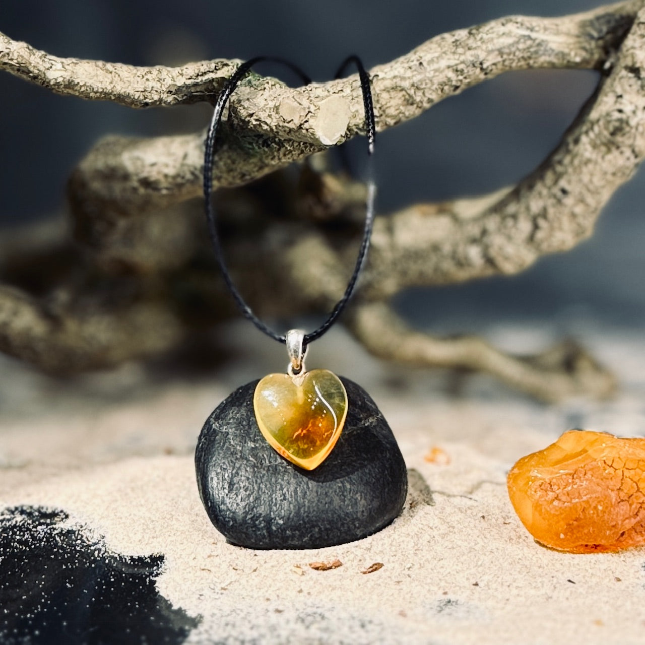 Melna aukliņa ar dzintara kulonu DZINTARA SIRDS