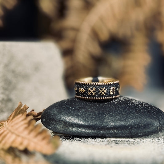 Oksidēts bronzas gredzens ar pīni LATVIEŠU SPĒKA ZĪMES