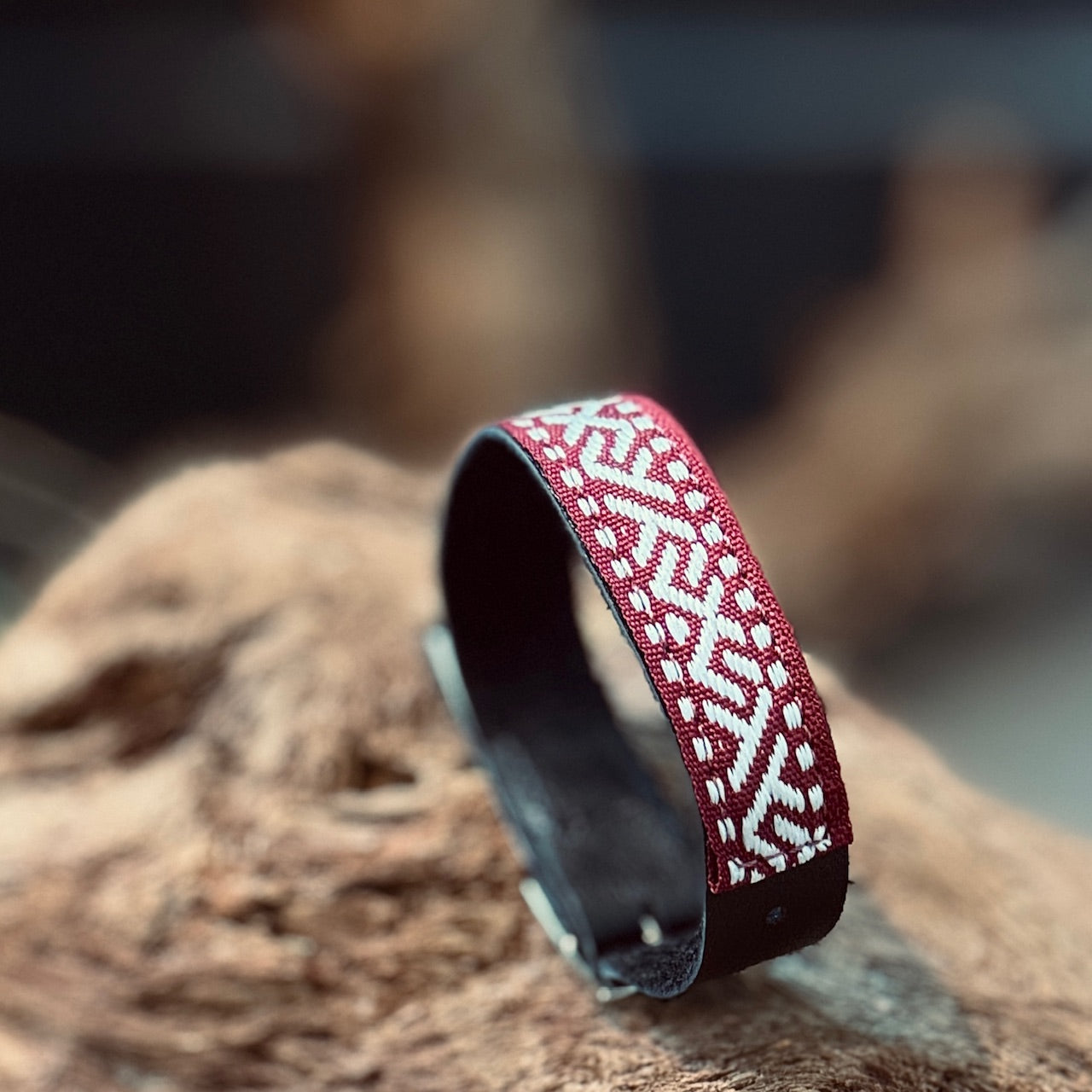 Ādas aproce ar LATVISKU ORNAMENTA LENTU