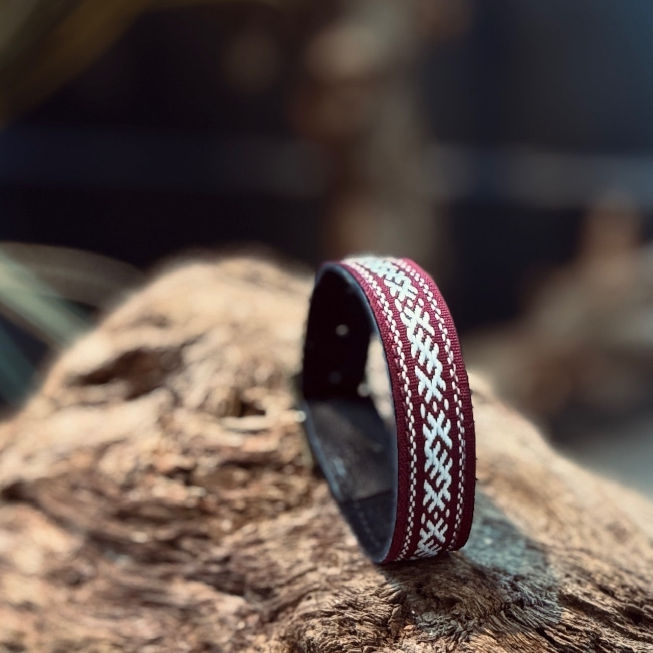 Ādas aproce ar LATVISKU ORNAMENTA LENTU