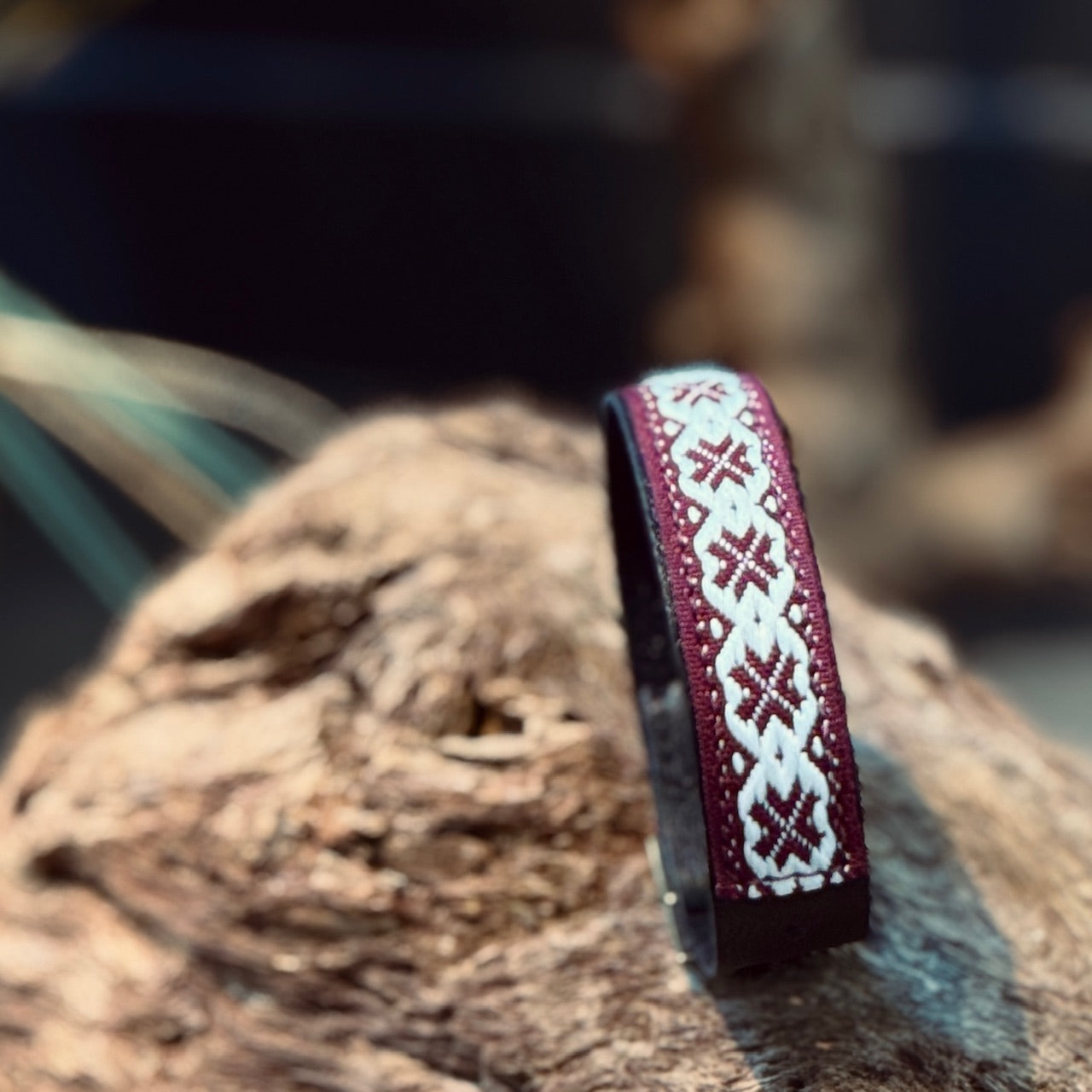 Ādas aproce ar LATVISKU ORNAMENTA LENTU