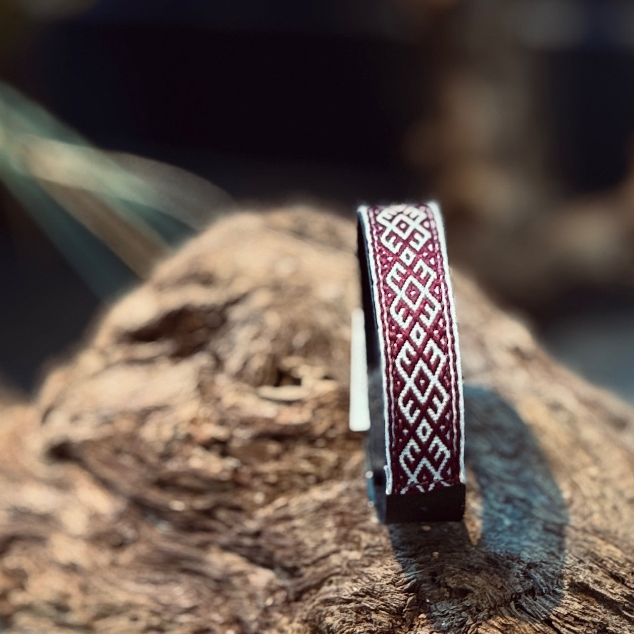 Ādas aproce ar LATVISKU ORNAMENTA LENTU