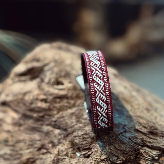 Ādas aproce ar LATVISKU ORNAMENTA LENTU